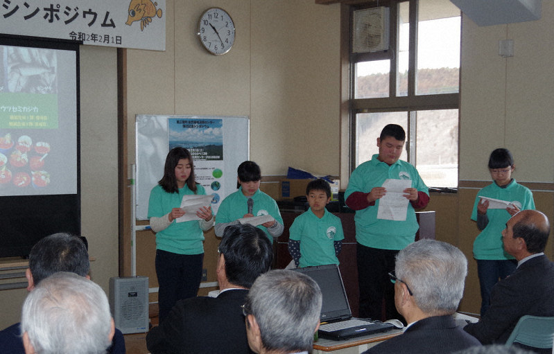 1年間の活動成果を発表する南三陸少年少女自然調査隊のメンバー=宮城県南三陸町で