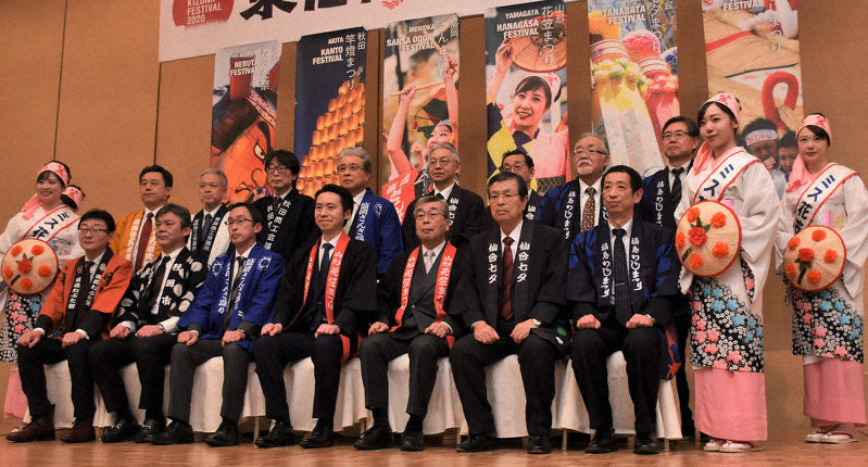 記者会見に臨む佐藤孝弘・山形市長(前列中央)ら=山形市で