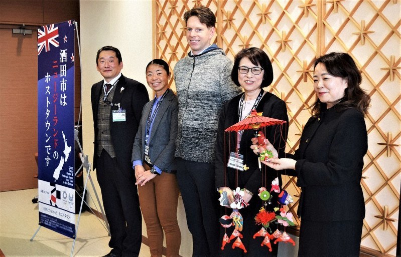 「傘福」を手に勢ぞろいしたニュージーランド訪問団=山形県酒田市役所で