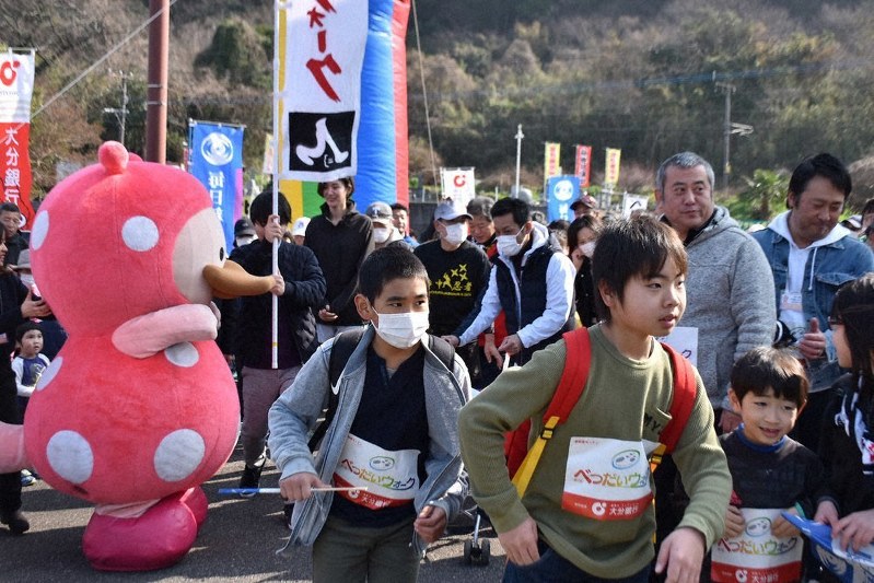 一斉にスタートする参加者