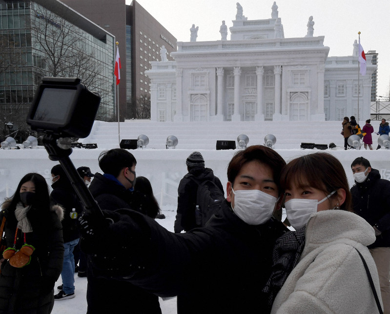さっぽろ雪まつり開幕 記録的な雪不足、マスク姿の観光客も多く  毎日新聞
