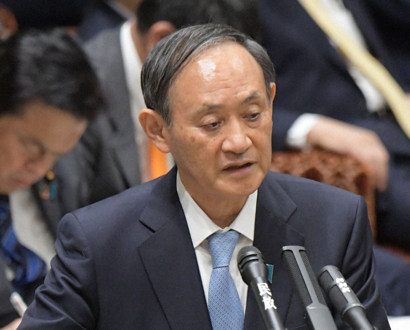 参院予算委員会で「桜を見る会」を巡る問題について答弁する菅義偉官房長官=国会内で2020年1月30日、川田雅浩撮影