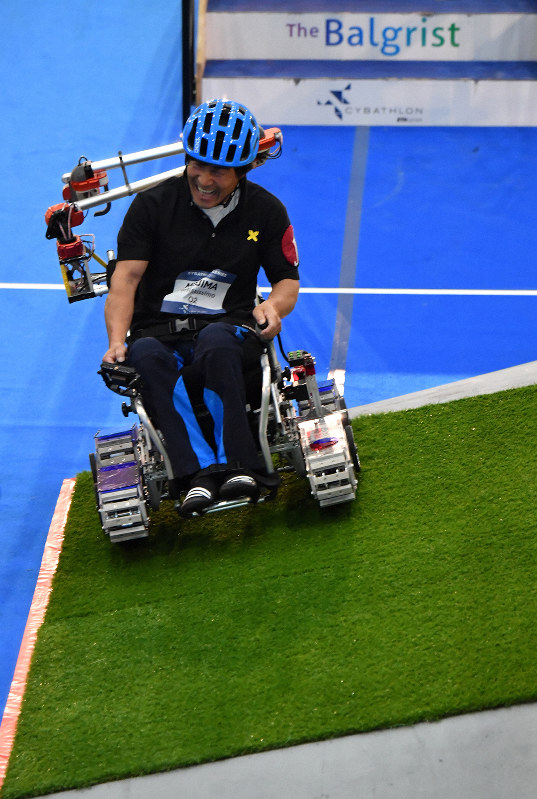 サイバスロン車いすシリーズ日本2019で課題に挑戦する選手=川崎市川崎区のカルッツかわさきで2019年5月5日、宮間俊樹撮影