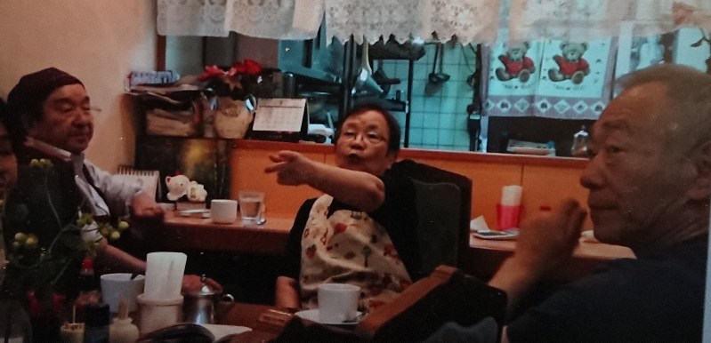 阪神大震災被災者の証言を聞き取る牧秀一さん(右)=牧さん提供