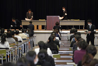 就職氷河期世代を対象に正規職員を募集した厚労省の筆記試験＝東京・霞が関で2020年2月2日（代表撮影）