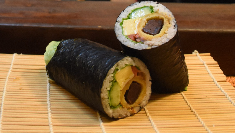 節分に食べると縁起がよい恵方巻き=山口県下関市で2020年2月1日、佐藤緑平撮影