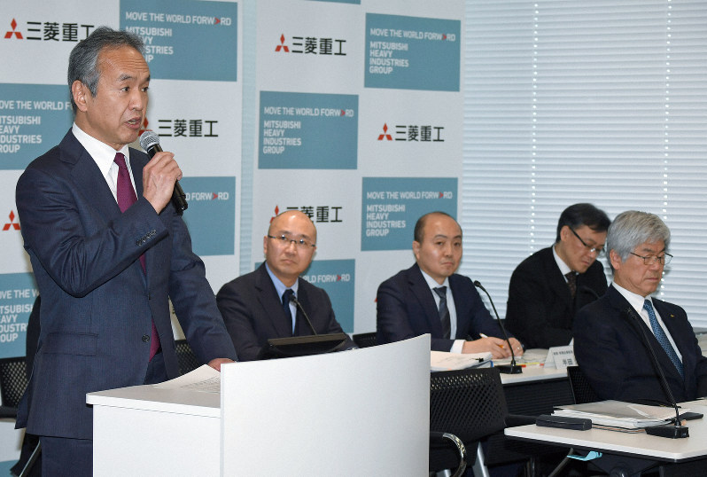 スペースジェットの納入延期を発表する泉沢清次・三菱重工社長=2020年2月6日、宮本明登撮影