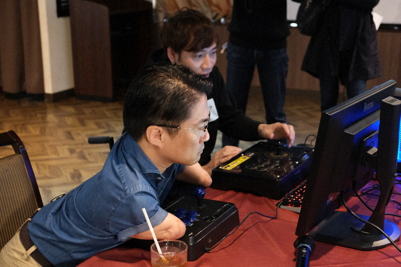 昨年11月に都内で開かれた「ePARA2019」で、真剣な表情でパズルゲーム「ぷよぷよeスポーツ」をプレーする乙武洋匡さん(手前)=ePARA実行委員会提供