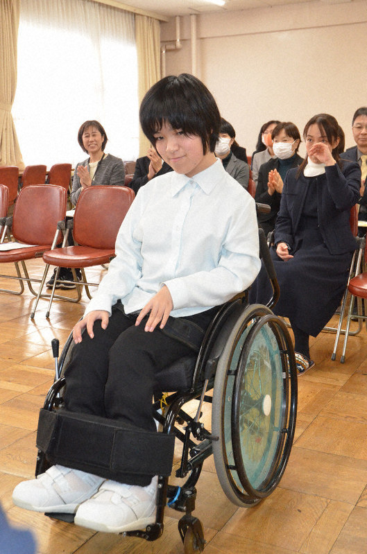一人で着られるブラウスとパンツを披露する佐々木杏夏さん=愛知県一宮市の県立一宮特別支援学校で