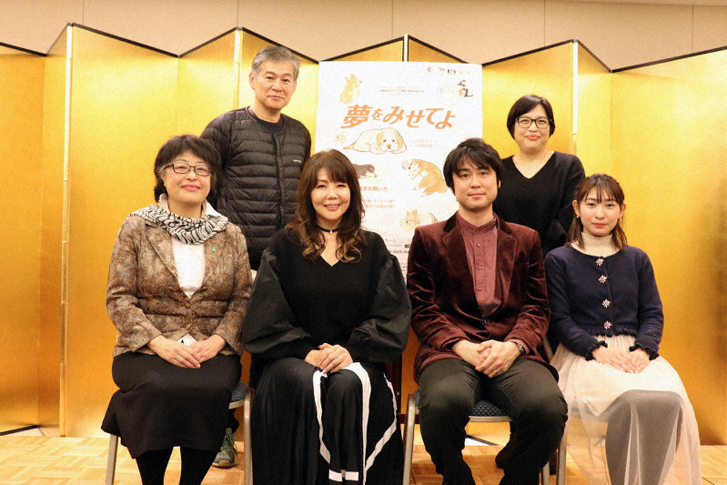 県立ピッコロ劇団設立25周年記念の公演「夢を見せてよ」に出演する小川菜摘さん(前列左から2人目)や劇作家の岡部尚子さん(後列右)、演出の内藤裕敬さん(同左)ら=岸桂子撮影