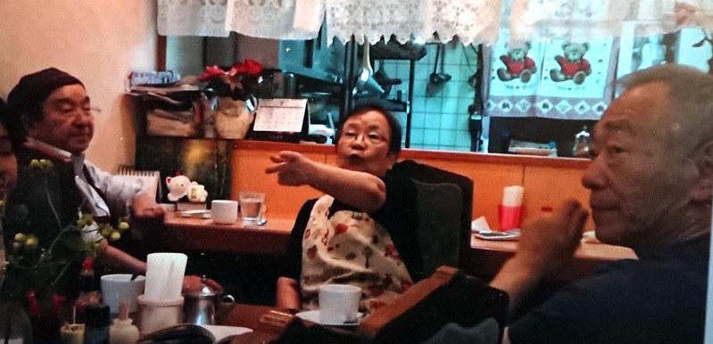 阪神大震災被災者の証言を聞き取る牧秀一さん(右)=牧さん提供