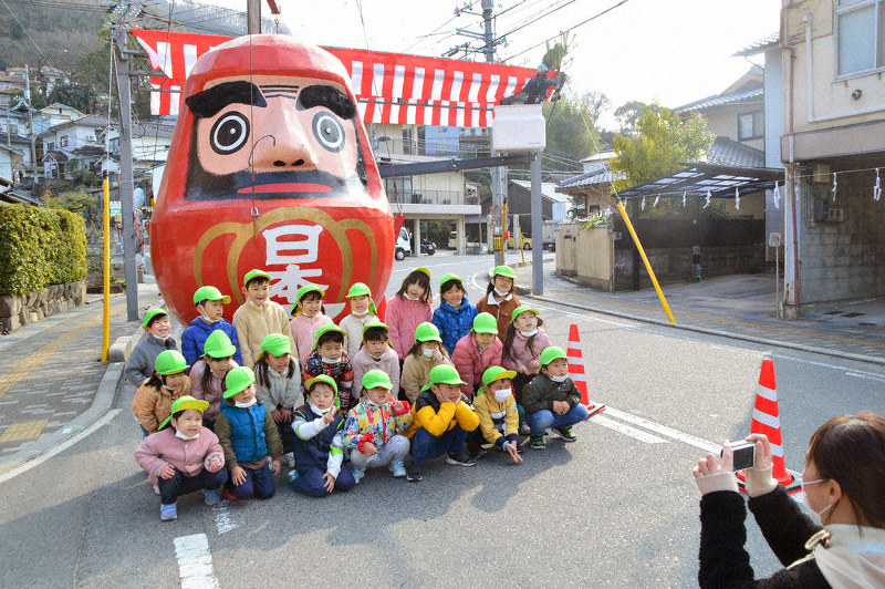 あすから3日間 神明市 大だるま設置 大とんども鎮座 三原 広島 毎日新聞