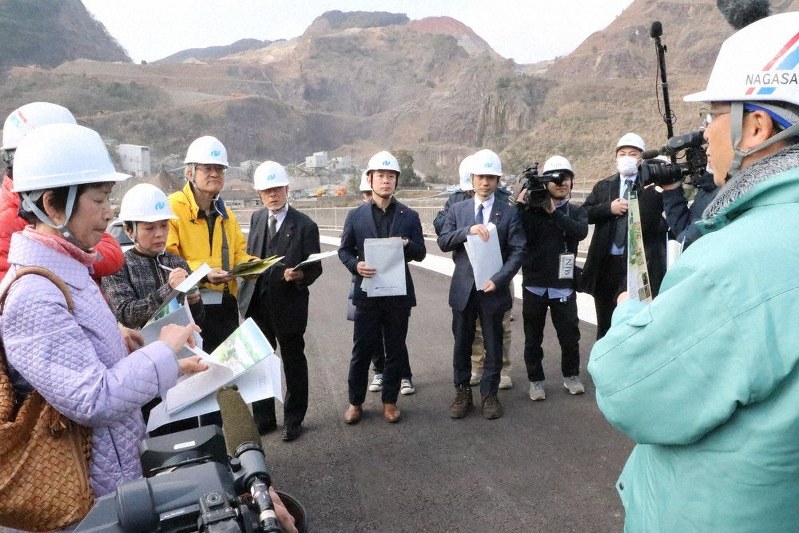 石木ダム付け替え道路の工事現場を視察する議員ら
