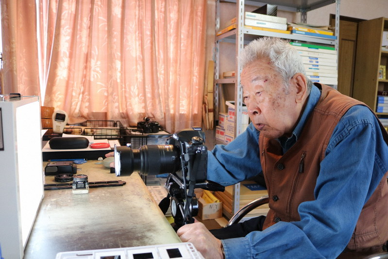 デジタル化作業に取り組む写真家の羽賀康夫さん=2019年11月24日、新潟市東区東中野山の自宅で、萩原佳孝撮影