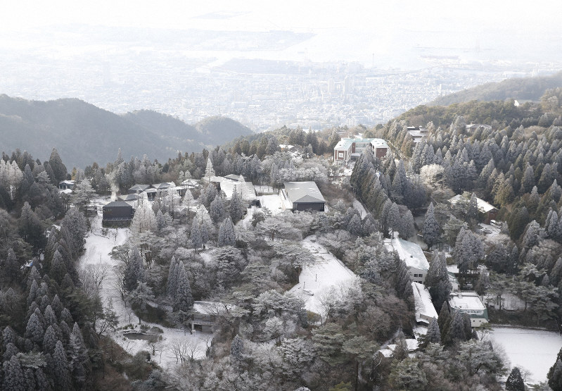 京都で0 9度 金閣寺も雪化粧 近畿各地で今季最低気温 毎日新聞