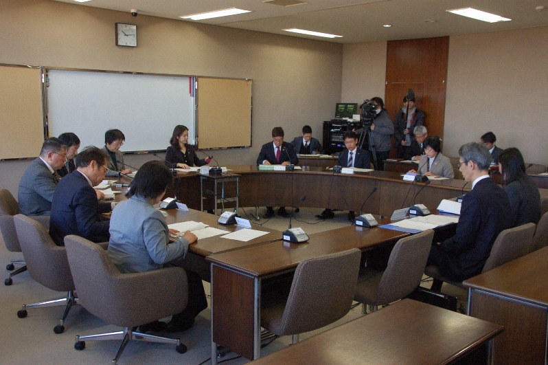 パートナーシップ宣誓制度の4月1日施行が報告された浜松市議会市民文教委員会=浜松市役所で2020年2月6日午前10時14分、福沢光一撮影