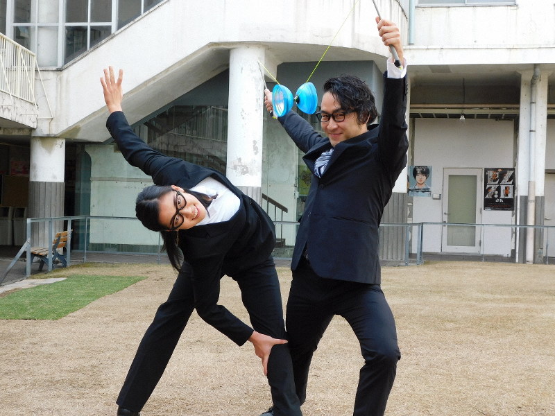 「クローンズ」に出演する品川ミズキさん(左)と望月ゆうさくさん=東京都新宿区で、油井雅和撮影