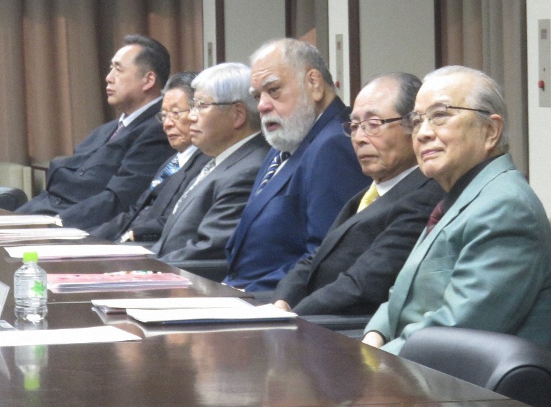 「大相撲の継承発展を考える有識者会議」に出席した元高見山の渡辺大五郎さん(右から3人目)=東京・両国国技館で2020年2月6日午後2時58分、村社拓信撮影