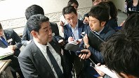 子会社が関わった取引について報道陣に説明する富士電機の三宅雅人法務室長（中央左）＝東京都中央区で2020年1月30日、今沢真撮影