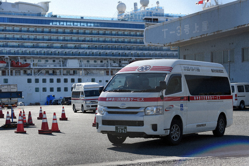 クルーズ船「ダイヤモンド・プリンセス」わきから出発する救急車両=横浜市鶴見区の大黒ふ頭で6日、北山夏帆撮影