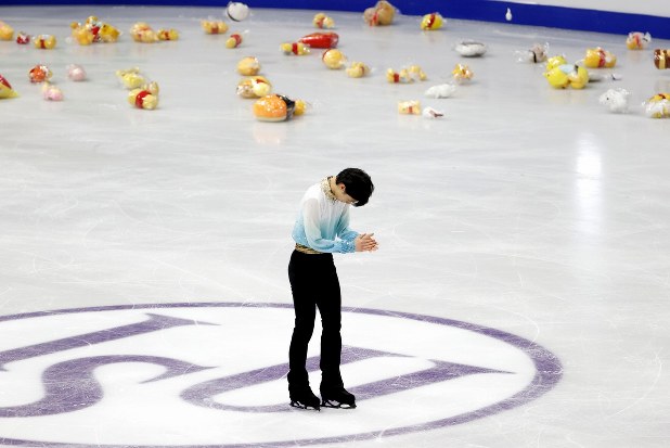 【四大陸フィギュア】男子SPで完璧な演技を見せた羽生結弦(ANA)。SPの世界最高得点となった。リンクには大量のくまのプーさんが投げ込まれた=韓国・ソウルで2020年2月7日、ロイター