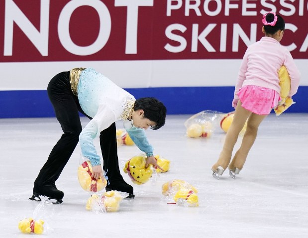 【四大陸フィギュア】男子SP演技後に、リンクに投げ入れられたぬいぐるみを拾う羽生結弦=共同