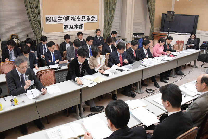 国会内で開かれた安倍晋三首相主催の「桜を見る会」を巡る問題の野党合同追及本部ヒアリング=2020年2月6日午後5時45分、川田雅浩撮影