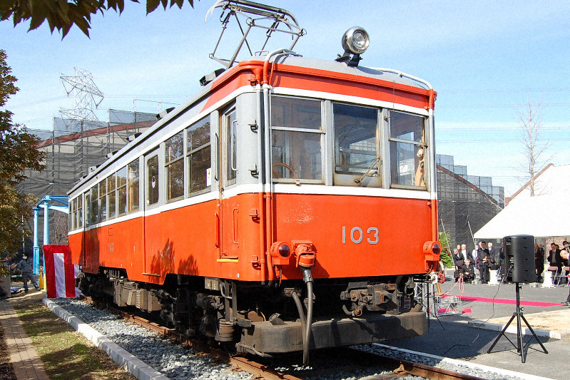 箱根登山鉄道が日本工業大に客車を寄贈 キャンパス内でお披露目 | 毎日新聞
