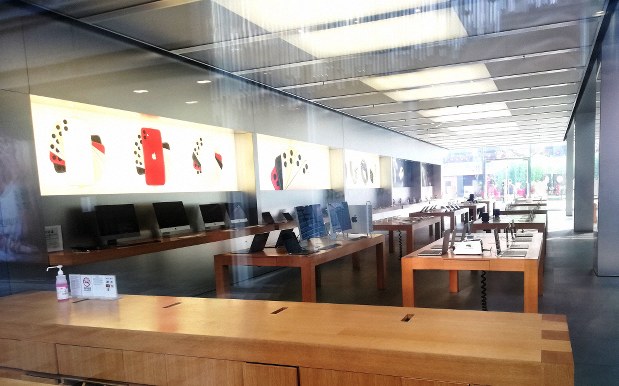 新型肺炎拡大を受けて休業したアップルの店舗。人のいない店内の机に消毒液が置かれていた=北京市内で2020年2月2日午後、赤間清広撮影