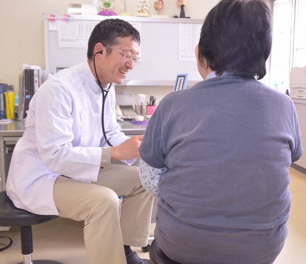 診察しながら患者との会話を楽しむ医師