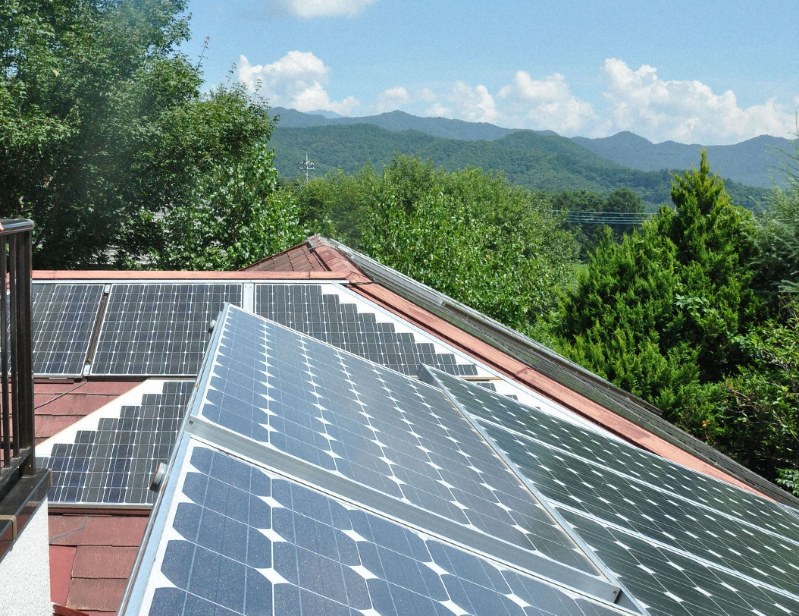 屋根に取り付けられた太陽光パネル=山梨県北杜市で