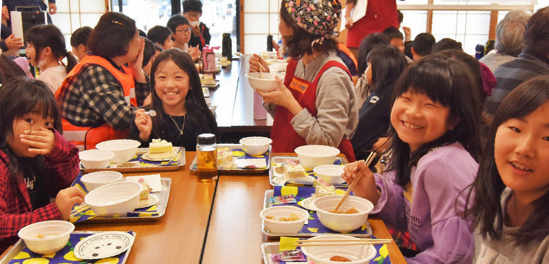 学ぶ 活動紹介 近江八幡市の むさっ子食堂 食べながら世代間交流 滋賀 毎日新聞