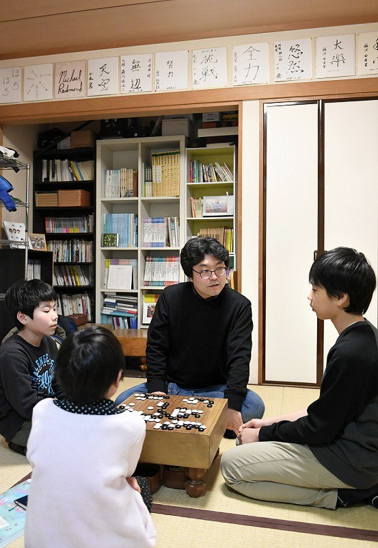 読む写真：Photo 次に光るのは私 プロ輩出の囲碁道場 [写真特集9