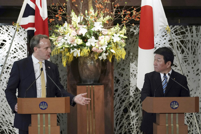 会談後に会見する茂木敏充外相(右)とラーブ英外相=AP