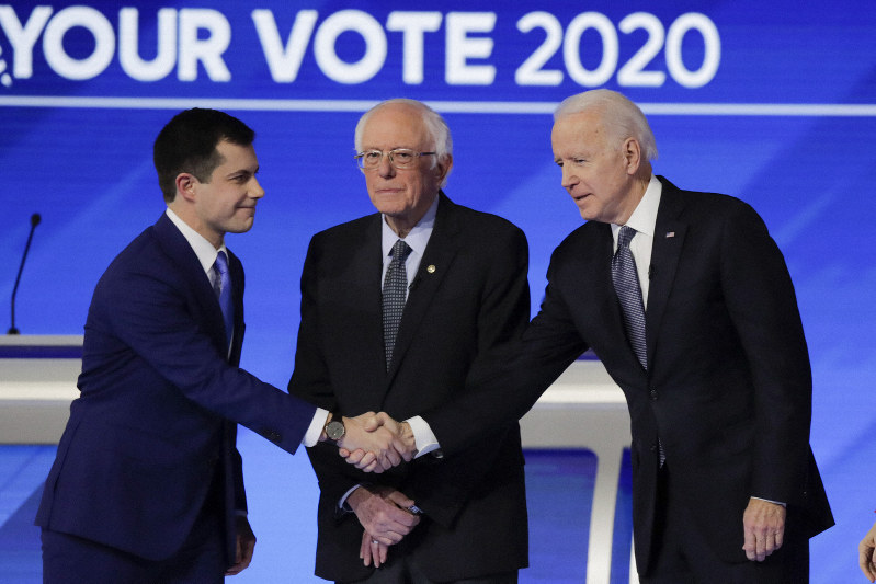 米民主党のテレビ討論会を前にした(左から)ブティジェッジ、サンダース、バイデンの各氏=ニューハンプシャー州マンチェスターで7日、AP