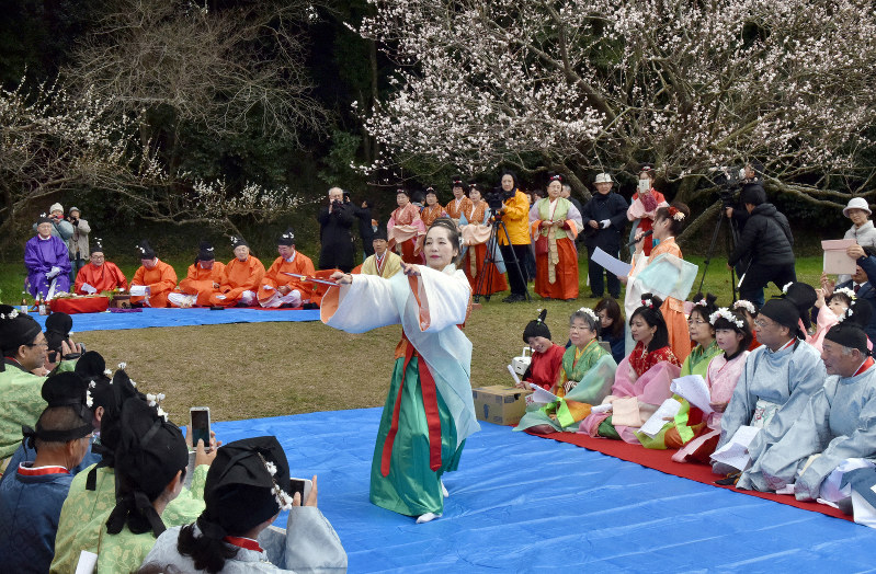 令和」の典拠となった「梅花の宴」を再現 福岡・太宰府 [写真特集1/4