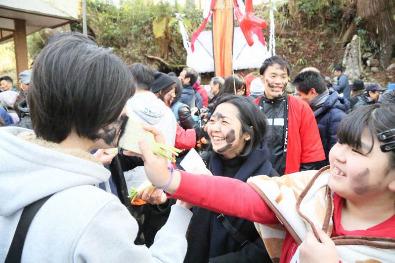 祝わせちょくれ 顔はススだらけに すみつけ祭りで健康願う 大分 佐伯 毎日新聞