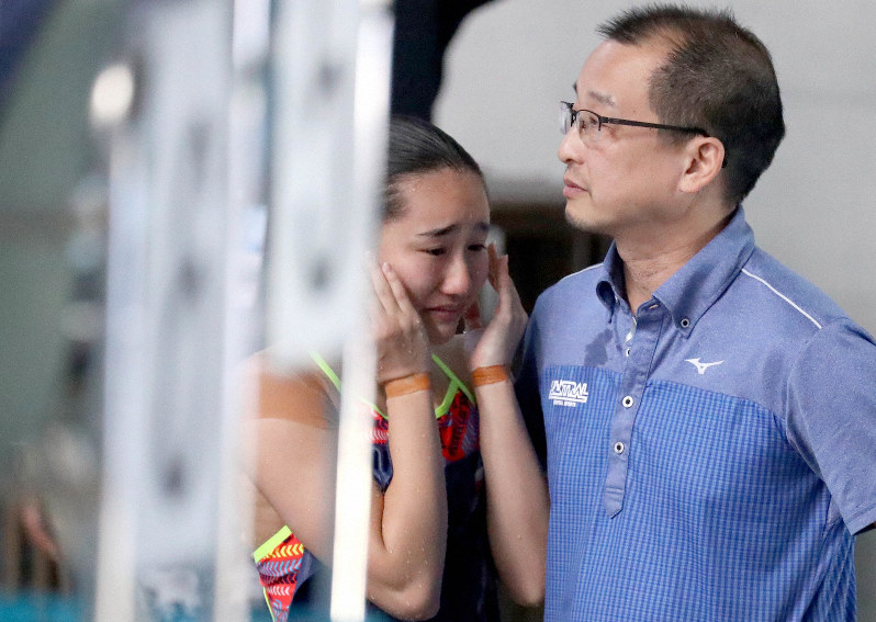 女子3メートル板飛び込み決勝で4位となり父の金戸恵太さん(右)の隣で泣く金戸凜=東京辰巳国際水泳場で2020年2月9日、宮武祐希撮影