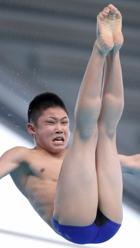 男子高飛び込み決勝、1位となった玉井陸斗の4回目の演技=東京辰巳国際水泳場で2020年2月9日、宮武祐希撮影