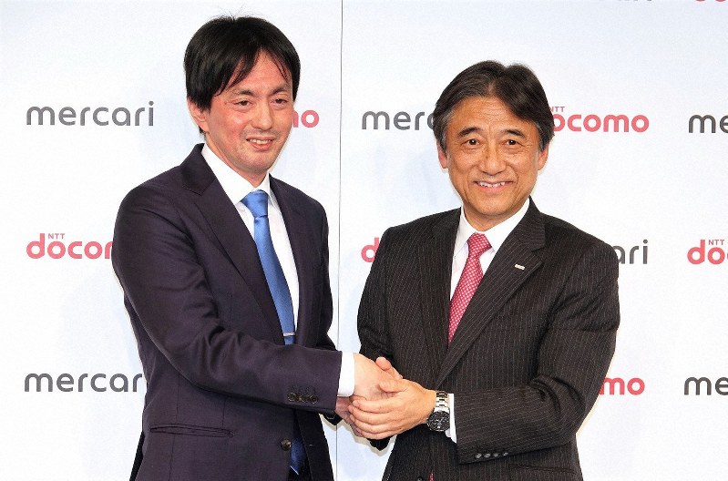 提携を発表したNTTドコモとメルカリ。吉沢和弘NTTドコモ社長(右)と山田進太郎メルカリCEO