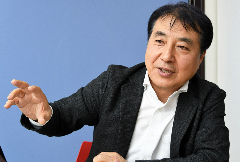 インタビューに答える飯田哲也・環境エネルギー政策研究所所長=東京都新宿区で2020年1月23日、根岸基弘撮影