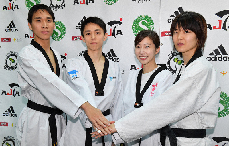 テコンドーの東京五輪代表に決まった(左から)鈴木リカルド、鈴木セルヒオ、山田美諭、浜田真由=岐阜県羽島市で2020年2月9日、大西岳彦撮影