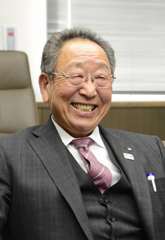 毎日新聞のインタビューに応じる宮本皓一・福島県富岡町長=町役場で
