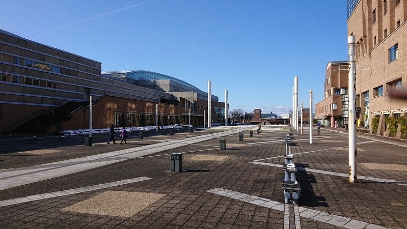 東京パラリンピックの県内各市町村で起こされた火がまとめられる富岩運河環水公園の親水広場=富山市で、柳澤一男撮影