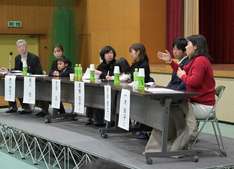 第18回インクルーシブ教育を考えるシンポジウムで討論するパネリストら=大阪府豊中市で2020年2月8日午後3時52分、加古信志撮影