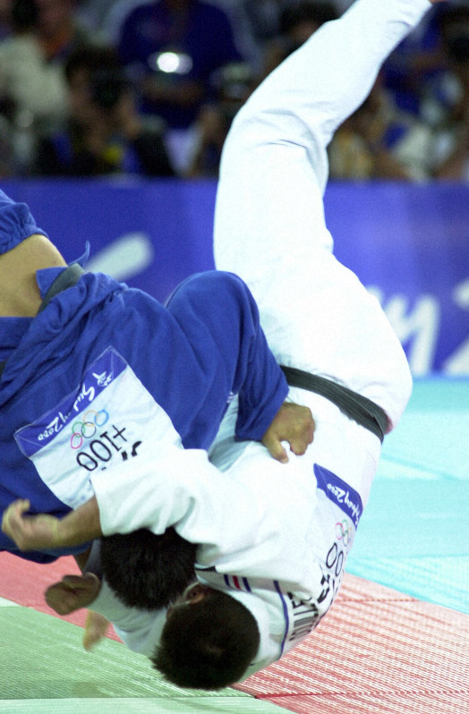 シドニー五輪男子100キロ超級決勝で、ドイエ(右)の内股を篠原が内股すかしで切り返したかのように見えたが、ドイエの有効と判定された=中村琢磨撮影