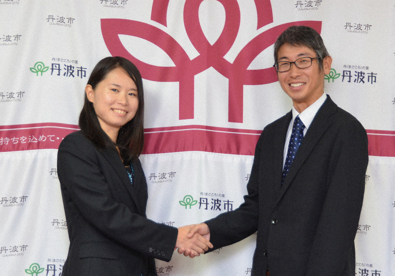 帰国報告に市役所を訪れた柳田一樹さん(右)と井上ちよさん=丹波市役所で、丸井康充撮影