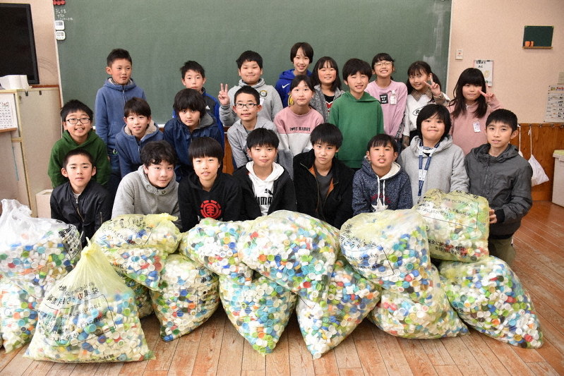 エコキャップを集めた和歌山市立藤戸台小の環境委員ら=和歌山市栄谷の同小で、木村綾撮影