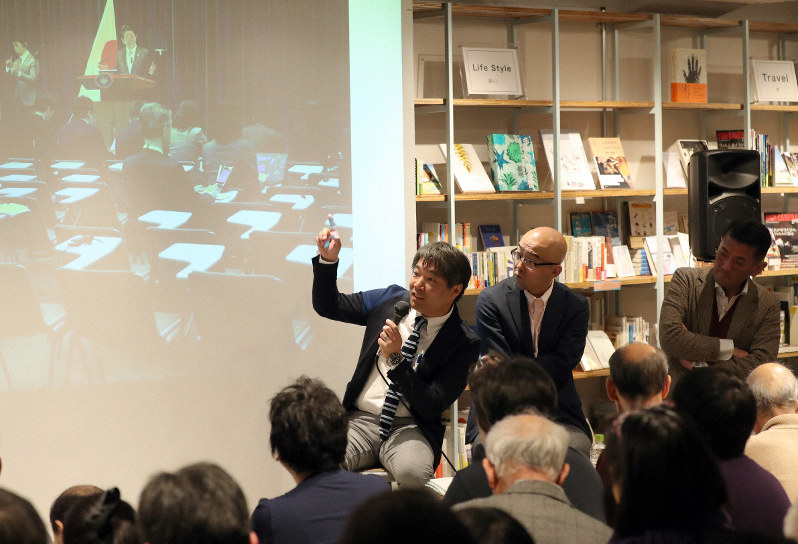 「汚れた桜『桜を見る会』疑惑に迫った49日」の出版記念イベントで、取材の舞台裏などについて語る(左から)江畑佳明、大場伸也、吉井理記の3記者=東京都渋谷区で2020年1月29日午後7時52分、喜屋武真之介撮影