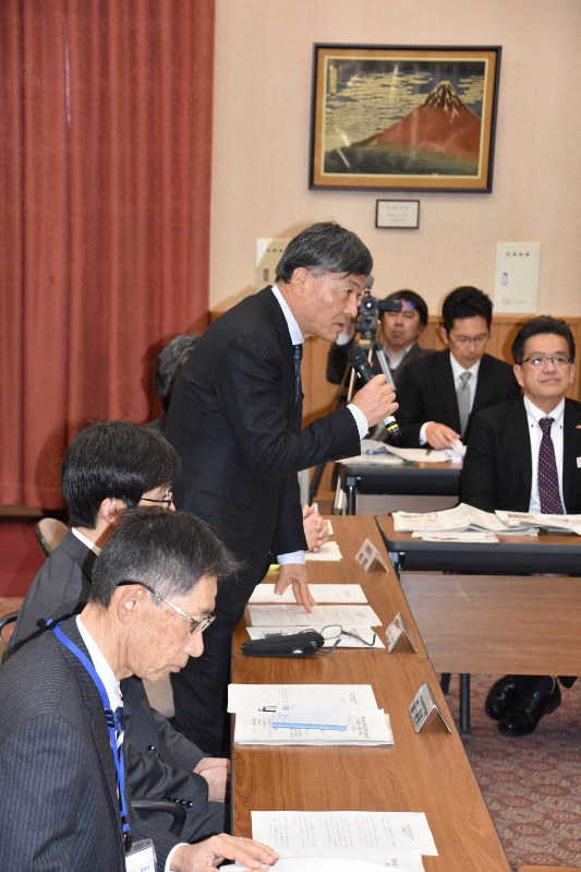 リニアを巡る専門部会でJR東海の矛盾点などを指摘した難波喬司副知事(中央)=静岡県庁で2020年2月10日午前9時2分、山田英之撮影